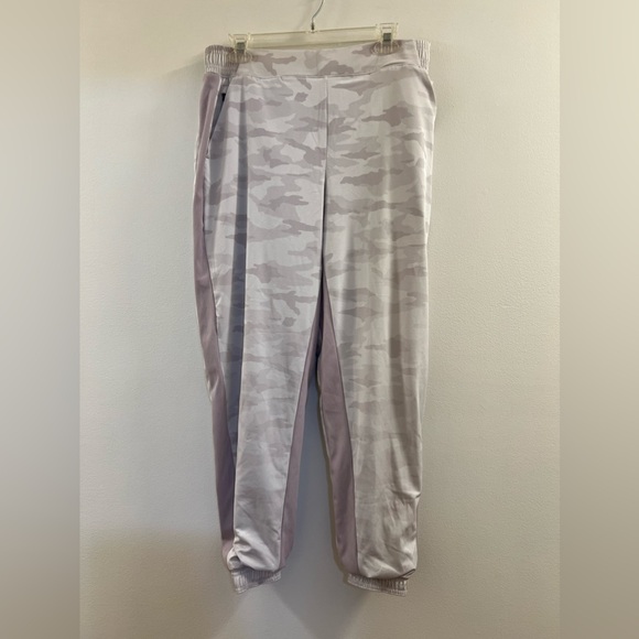 @ Athleta Brooklyn Lined Camo Jogger Shasta - Picture 14 of 15